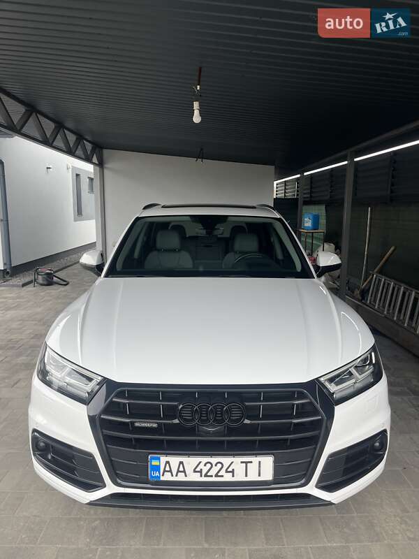 Внедорожник / Кроссовер Audi Q5 2018 в 