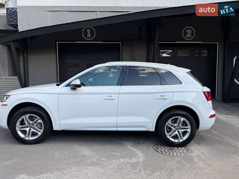 Внедорожник / Кроссовер Audi Q5 2017 в 
