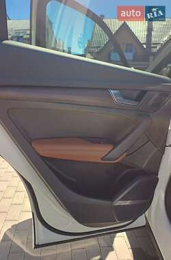 Позашляховик / Кросовер Audi Q5 2020 в 