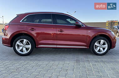 Позашляховик / Кросовер Audi Q5 2018 в 