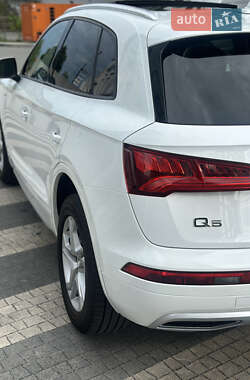 Внедорожник / Кроссовер Audi Q5 2017 в 