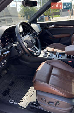 Внедорожник / Кроссовер Audi Q5 2017 в 