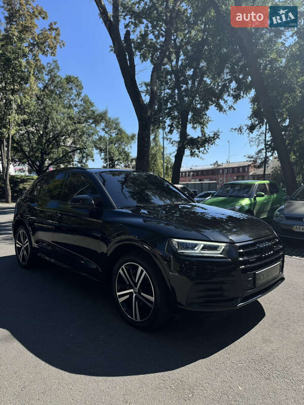 Внедорожник / Кроссовер Audi Q5 2018 в 