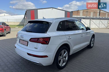 Внедорожник / Кроссовер Audi Q5 2018 в 