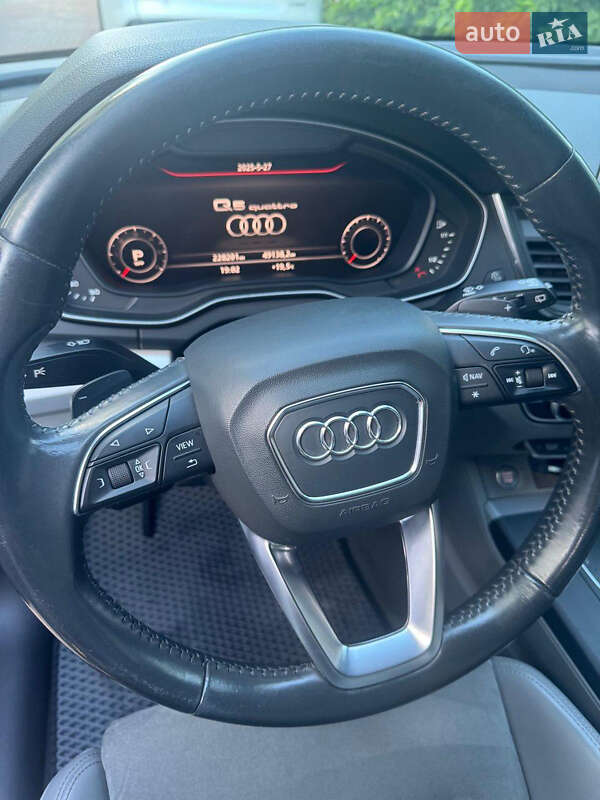 Внедорожник / Кроссовер Audi Q5 2017 в Ужгороде