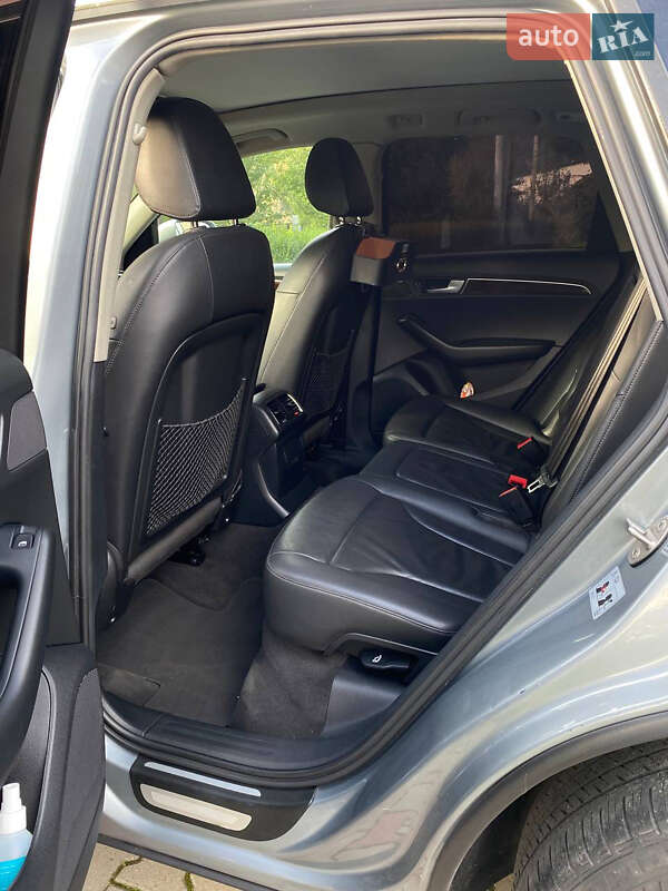 Внедорожник / Кроссовер Audi Q5 2011 в Великом Березном