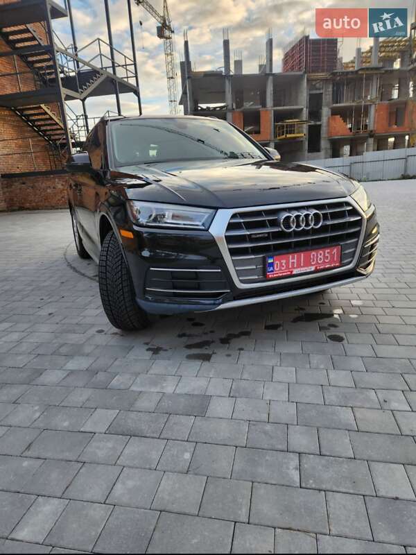 Внедорожник / Кроссовер Audi Q5 2018 в Остроге