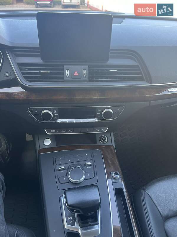 Внедорожник / Кроссовер Audi Q5 2017 в Нововолынске