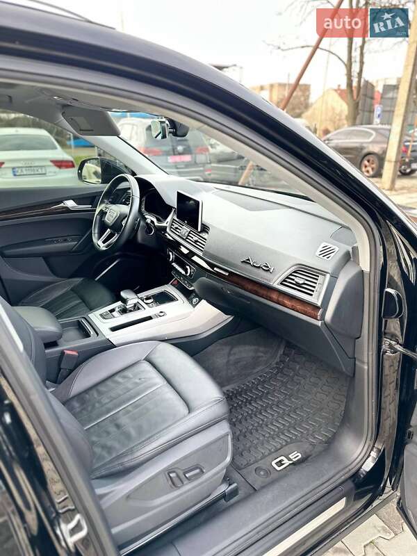 Позашляховик / Кросовер Audi Q5 2018 в Ужгороді