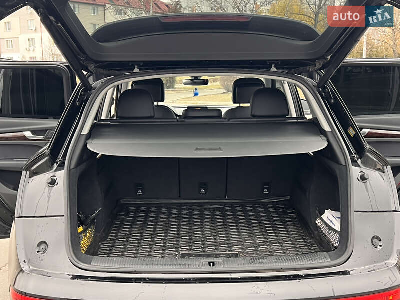 Внедорожник / Кроссовер Audi Q5 2017 в Остроге