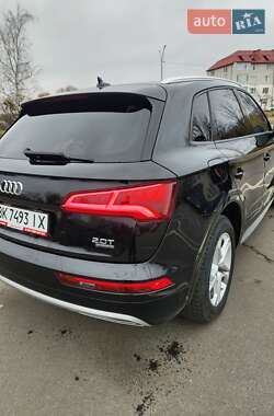 Внедорожник / Кроссовер Audi Q5 2017 в Остроге