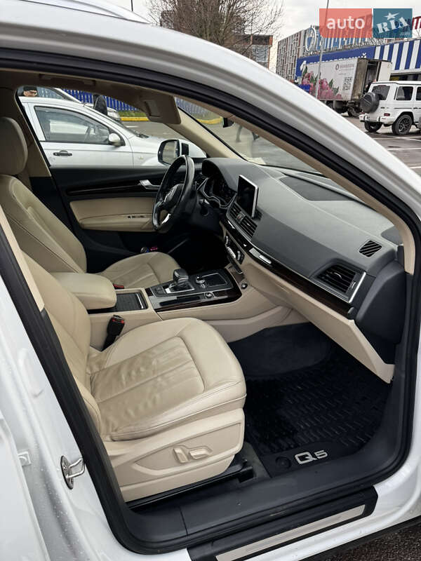 Позашляховик / Кросовер Audi Q5 2018 в Ужгороді