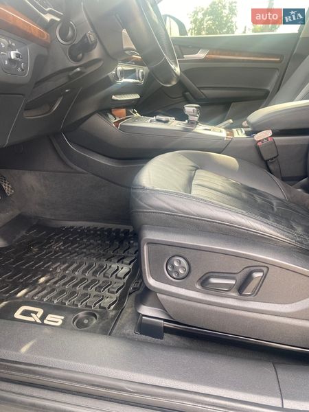 Внедорожник / Кроссовер Audi Q5 2017 в Пустомытах