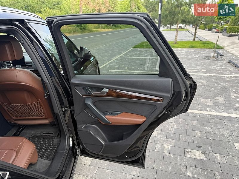 Позашляховик / Кросовер Audi Q5 2017 в Ужгороді