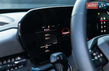 Позашляховик / Кросовер Audi Q6 e-tron 2024 в 