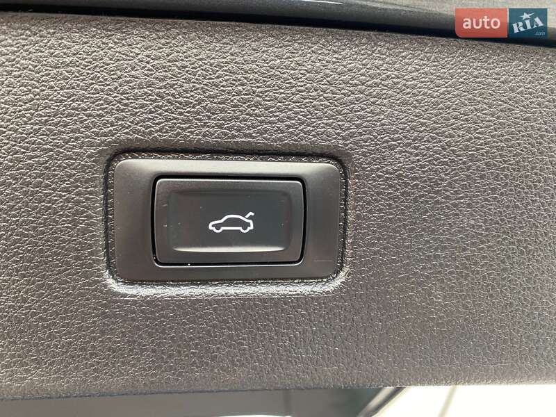 Минивэн Audi Q7 e-tron 2016 в Радехове