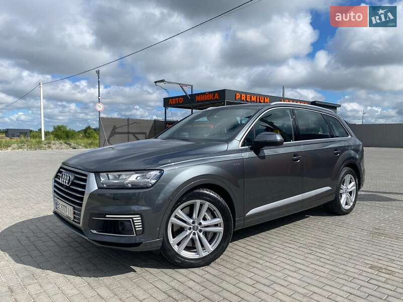 Минивэн Audi Q7 e-tron 2016 в Радехове