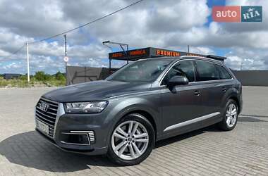 Минивэн Audi Q7 e-tron 2016 в 