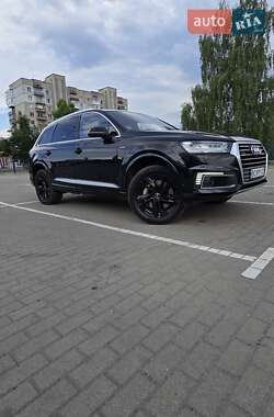 Позашляховик / Кросовер Audi Q7 e-tron 2016 в 