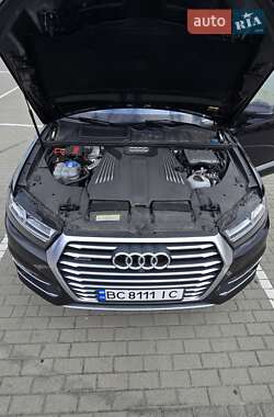 Позашляховик / Кросовер Audi Q7 e-tron 2016 в 