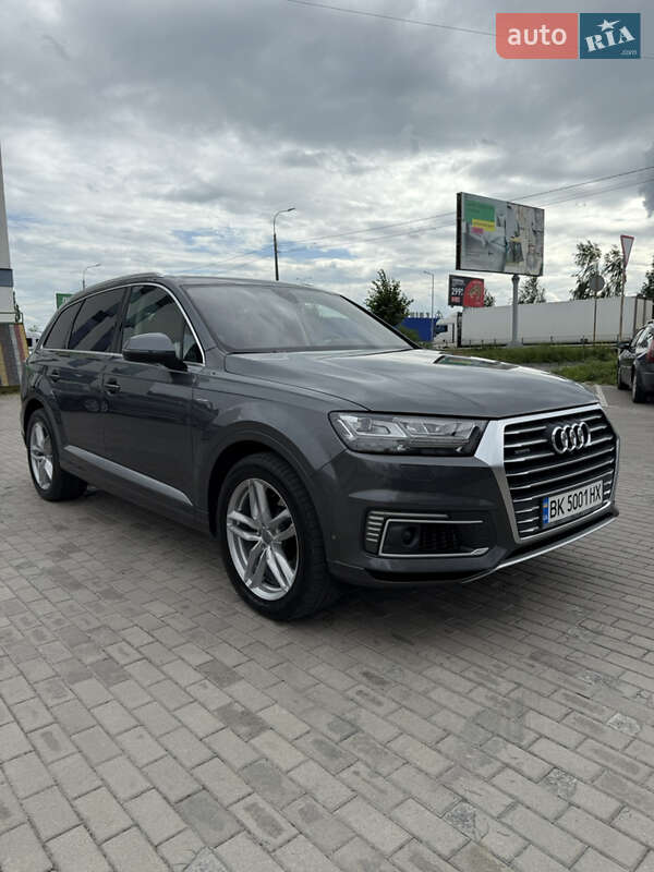 Позашляховик / Кросовер Audi Q7 e-tron 2017 в Рівному