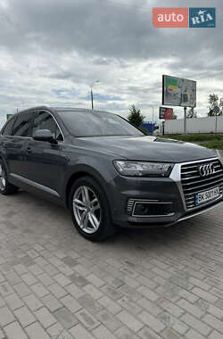 Внедорожник / Кроссовер Audi Q7 e-tron 2017 в 