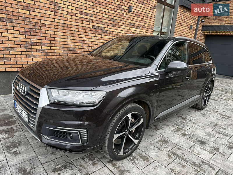 Позашляховик / Кросовер Audi Q7 e-tron 2018 в 