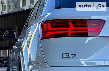 Позашляховик / Кросовер Audi Q7 2016 в 