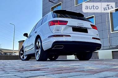 Позашляховик / Кросовер Audi Q7 2016 в 