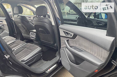 Внедорожник / Кроссовер Audi Q7 2016 в 