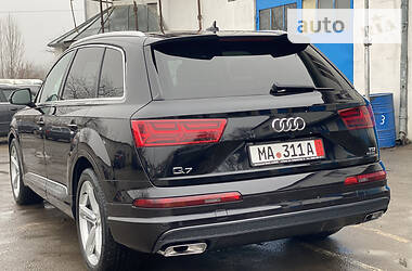 Внедорожник / Кроссовер Audi Q7 2016 в 