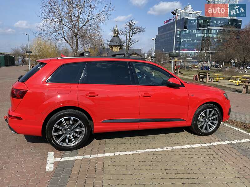 Внедорожник / Кроссовер Audi Q7 2017 в 