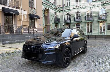 Позашляховик / Кросовер Audi Q7 2021 в 