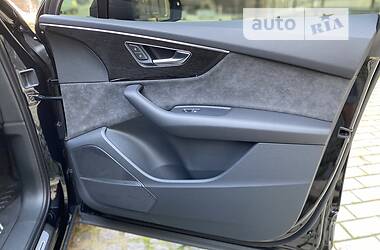 Позашляховик / Кросовер Audi Q7 2021 в 