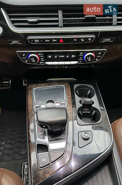 Внедорожник / Кроссовер Audi Q7 2016 в 