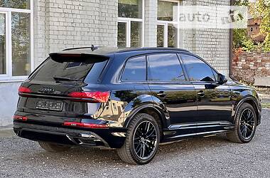 Позашляховик / Кросовер Audi Q7 2021 в 