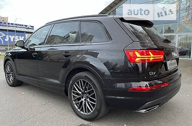 Внедорожник / Кроссовер Audi Q7 2016 в 