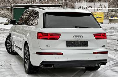 Внедорожник / Кроссовер Audi Q7 2016 в 