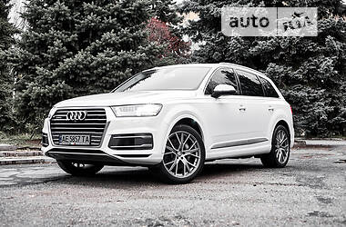 Внедорожник / Кроссовер Audi Q7 2015 в 
