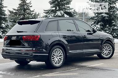 Внедорожник / Кроссовер Audi Q7 2017 в 