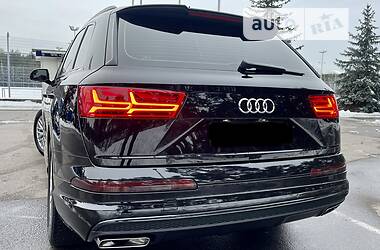 Внедорожник / Кроссовер Audi Q7 2017 в 