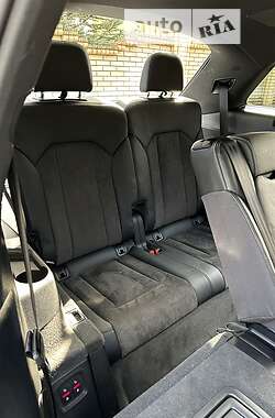 Внедорожник / Кроссовер Audi Q7 2016 в 