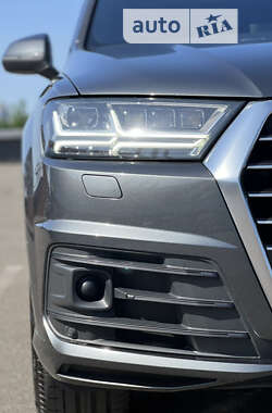 Позашляховик / Кросовер Audi Q7 2016 в 