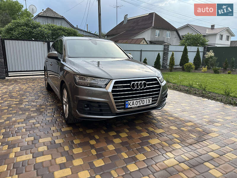 Позашляховик / Кросовер Audi Q7 2017 в 