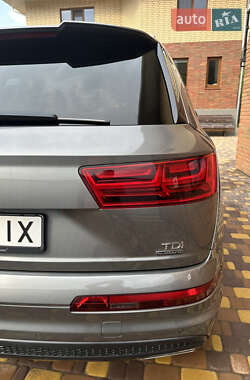 Позашляховик / Кросовер Audi Q7 2017 в 