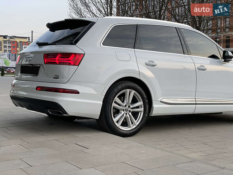 Позашляховик / Кросовер Audi Q7 2015 в Ужгороді
