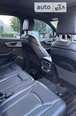Внедорожник / Кроссовер Audi Q7 2016 в 