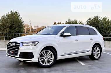 Внедорожник / Кроссовер Audi Q7 2016 в 