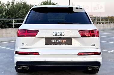 Внедорожник / Кроссовер Audi Q7 2016 в 