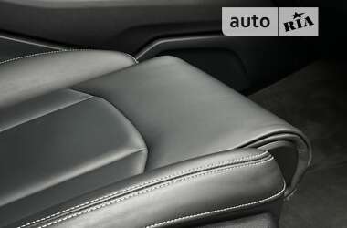 Внедорожник / Кроссовер Audi Q7 2016 в 